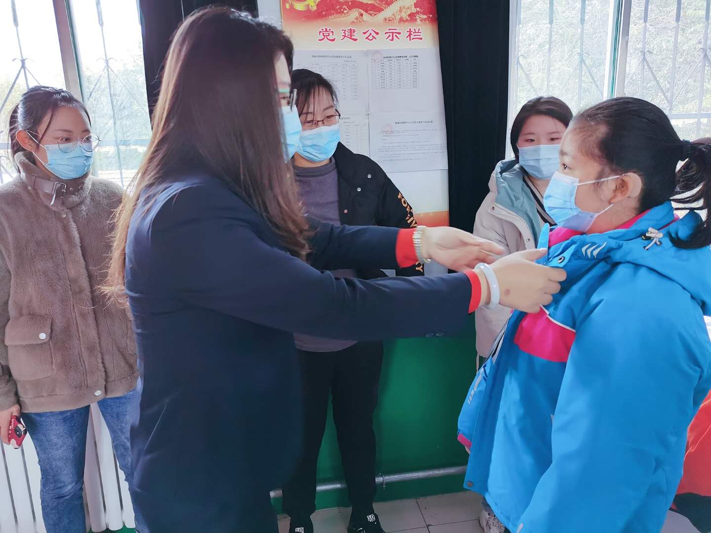 宇虹颜料德城区特殊教育中心爱心行，棉衣捐赠暖寒冬！